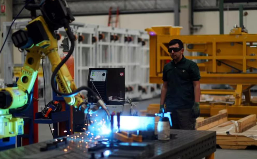 un trabajador opera una máquina en una fábrica industrial en la provincia de Buenos Aires, Argentina. 1 nov, 2018.