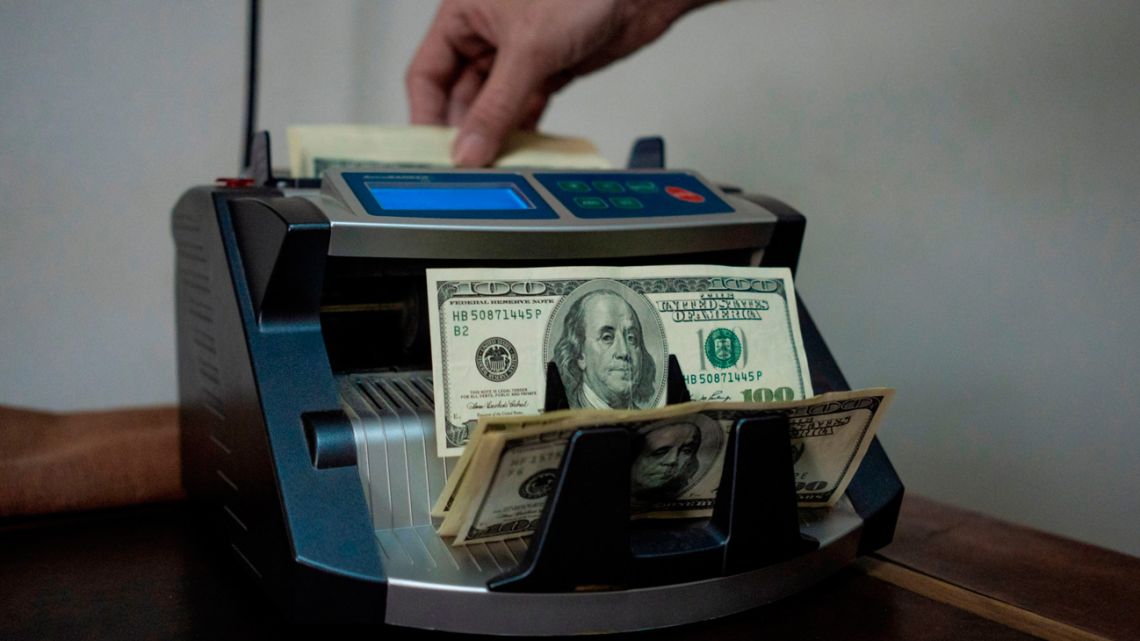 A WORKER COUNTS US$100 US BANKNOTES AT A CURRENCY EXCHANGE HOUSE IN BUENOS AIRES.