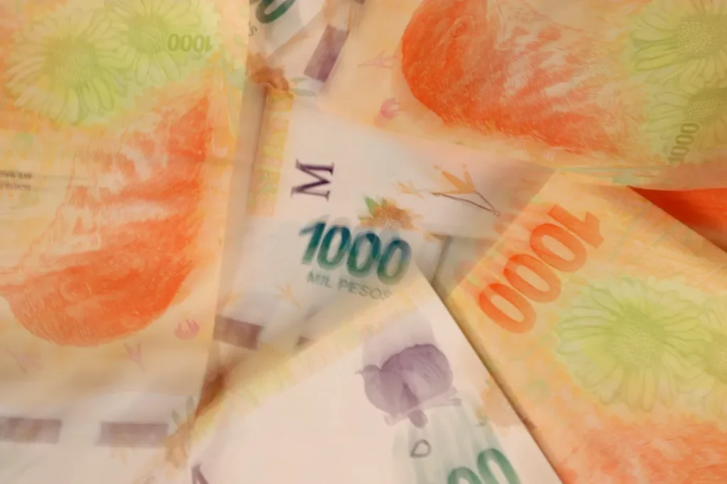 Argentina’s blue dollar falls below AR$1,000 again