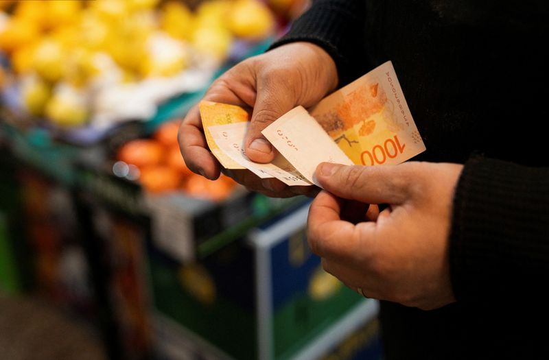 Argentina year-end inflation estimate drops to 146% in cenbank poll