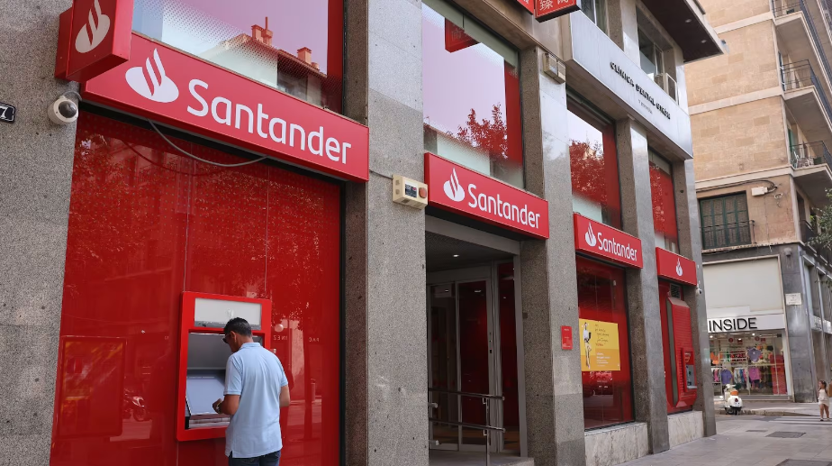 Argentina Discusses Raising $1 Billion Through Santander