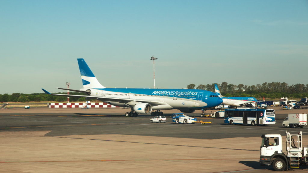 Government ‘in talks’ with private companies to run Aerolíneas Argentinas