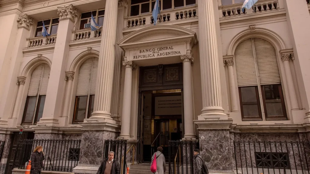 Argentina Central Bank Lowers Rate to 32% on Price Expectations