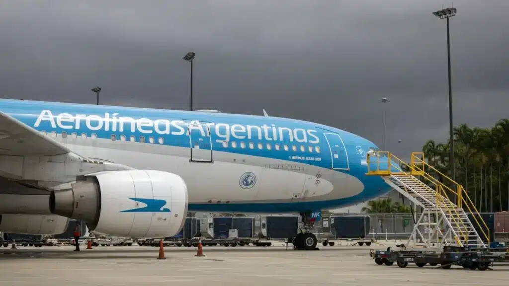 Buenos Aires Governor Looks to Fight Milei Over Airline Sale