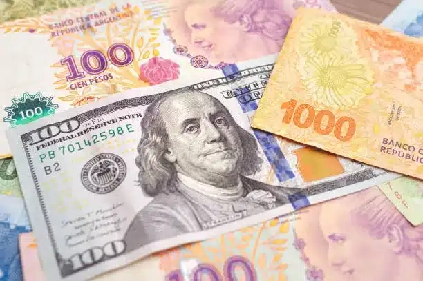 Argentine Peso Buckles Under Mounting Pressure as Parallel Dollar Gap Hits 16.6%
